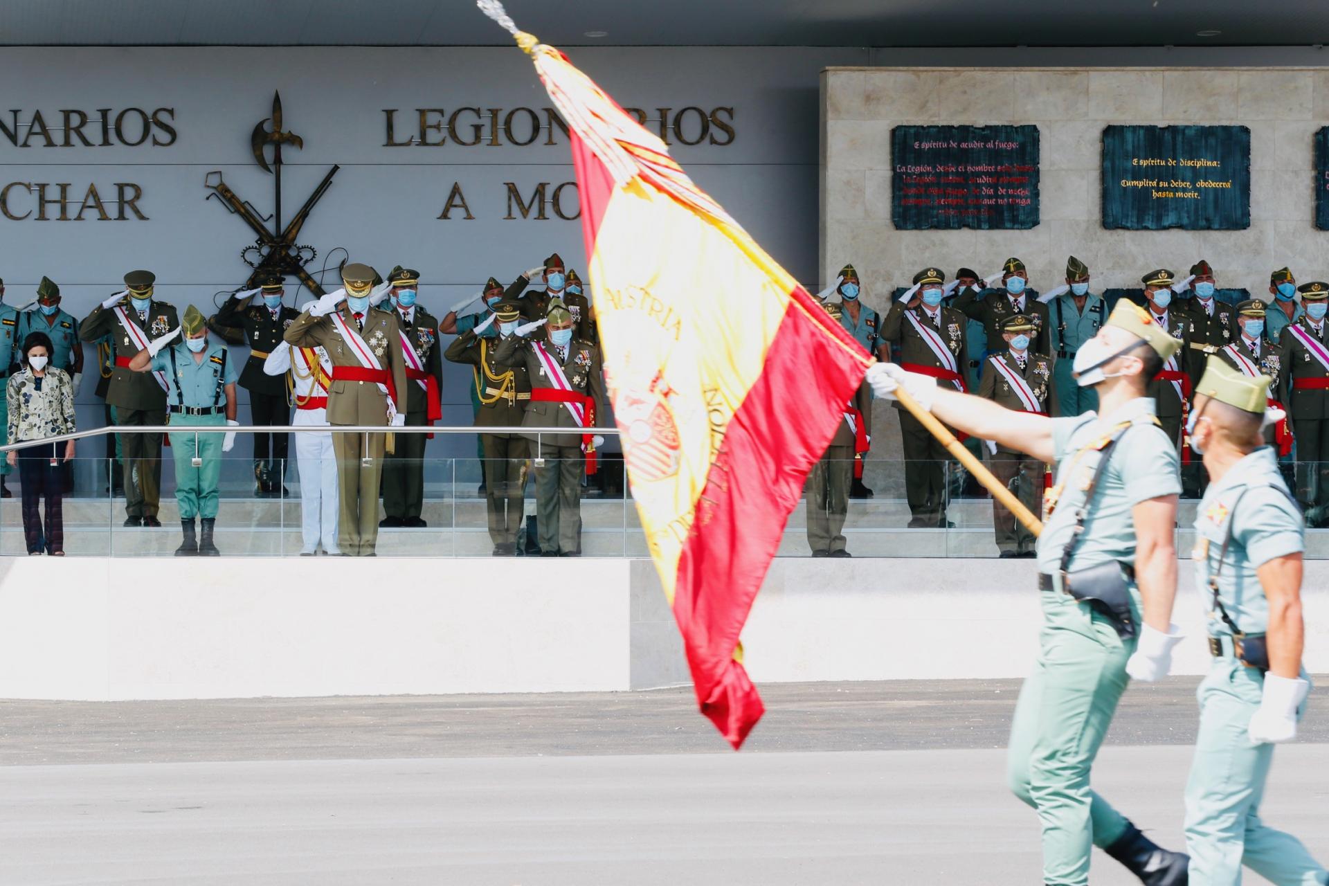 Felipe rend hommage au courage de la legion en s inclinant