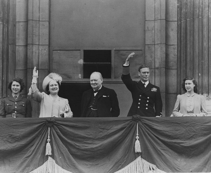 la famille royale britannique, le premier ministre Winston Churchill , le 8 mai 1945