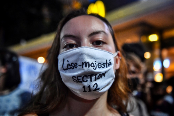 Les manifestants reclament la fin de la loi anti lese majeste