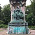 Le monument de la reine Victoria dégradé
