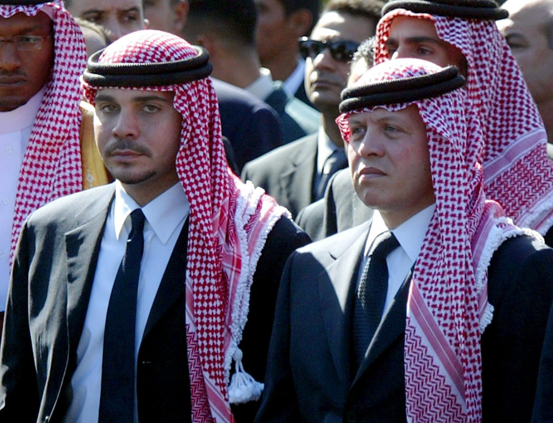 Prince Hamzah (gauche) et Abdallah II (droite)