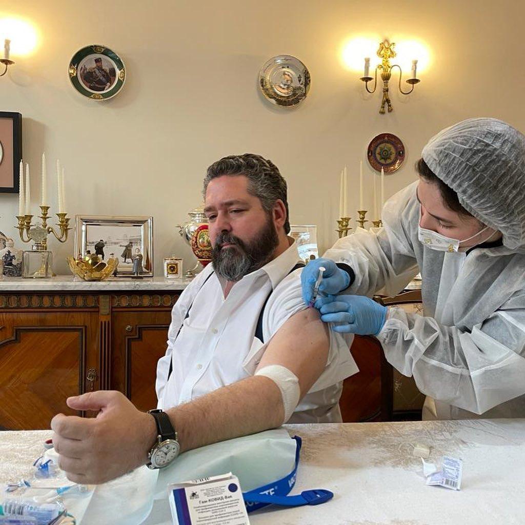 Le Grand-duc Georges Romanov se fait vacciner