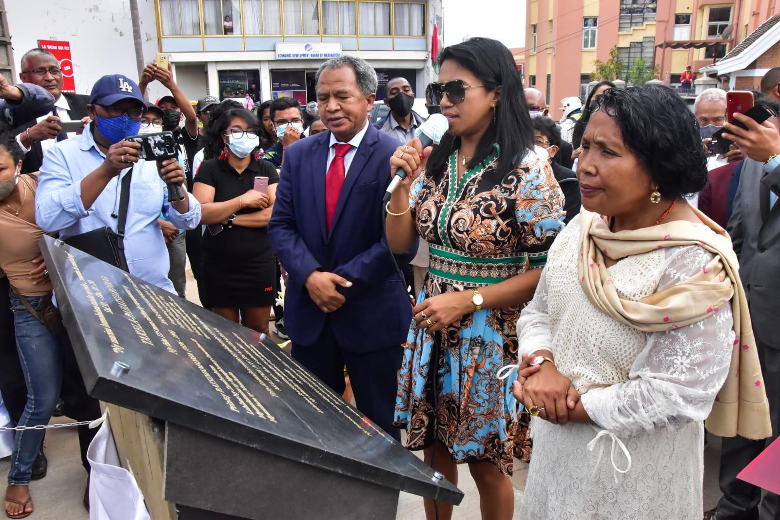 La ministre de la culture inaugure une plaque avec la princesse Fenosoa Ralandison Ratsimamanga
