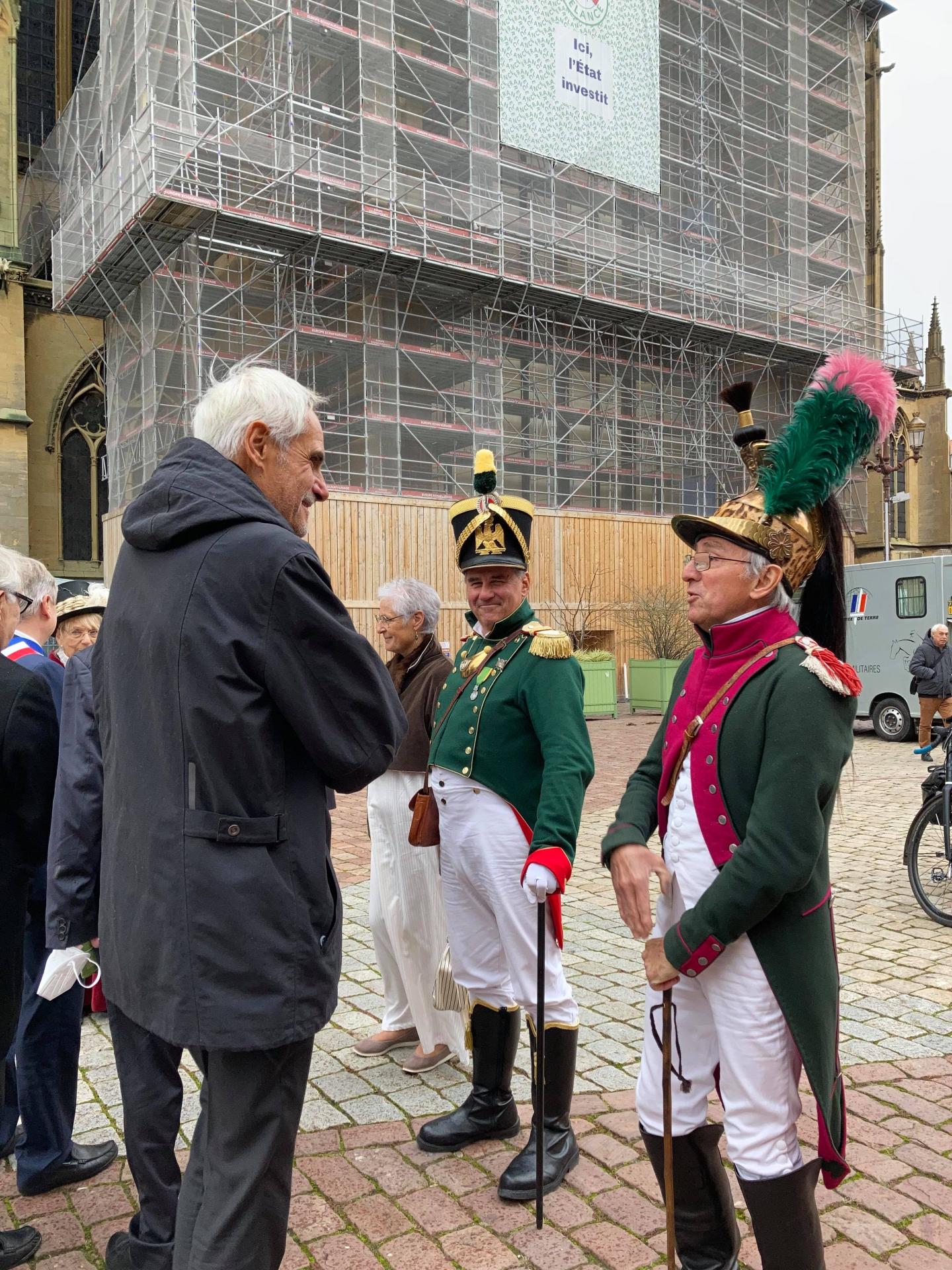 Charles Bonaparte discutant avec des reconstitueurs des Vosges napoléoniennes Photo@MarinMenzin