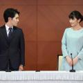 Kei Komuro et Mako d'Akishino lors de leur conférence de presse