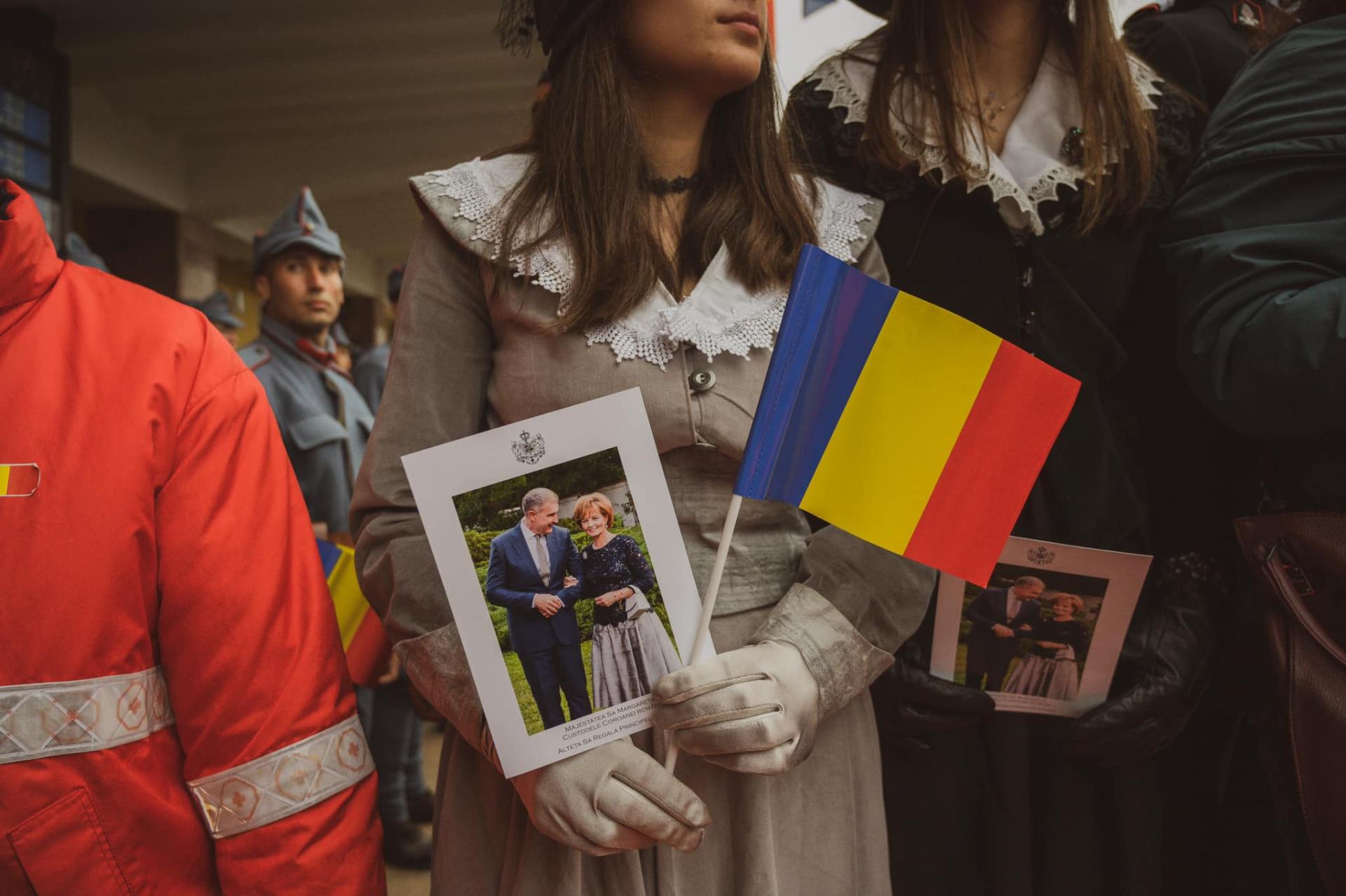 Jeune monarchiste l'arrivée du couple royale @Municipiul Alba Iulia