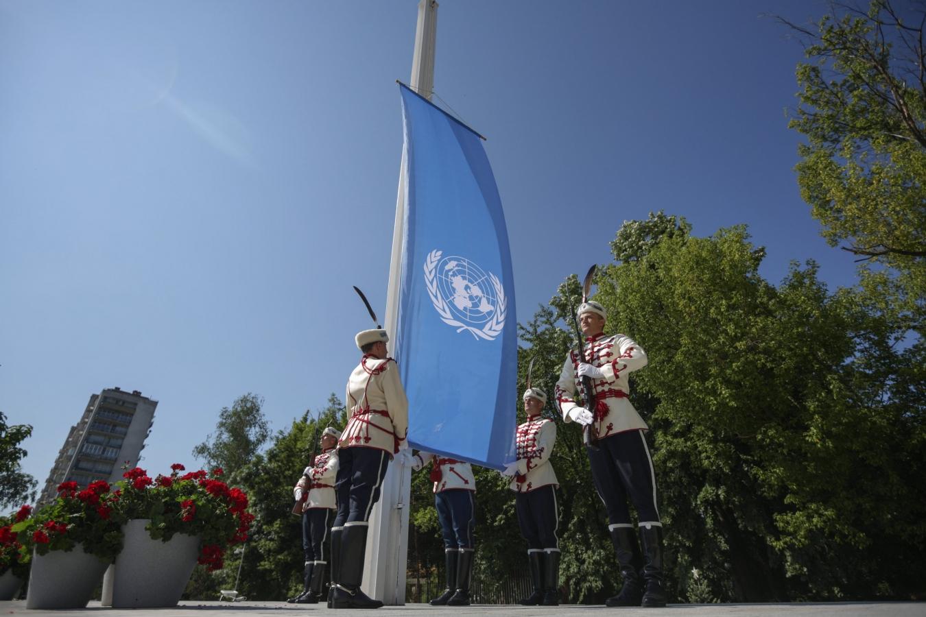 levée du drapeau de l'ONU devant le roi Siméon II