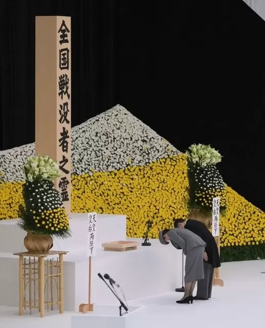 Les souverains du Japon s'inclinent en hommage aux mort de la Seconde guerre mondiale
