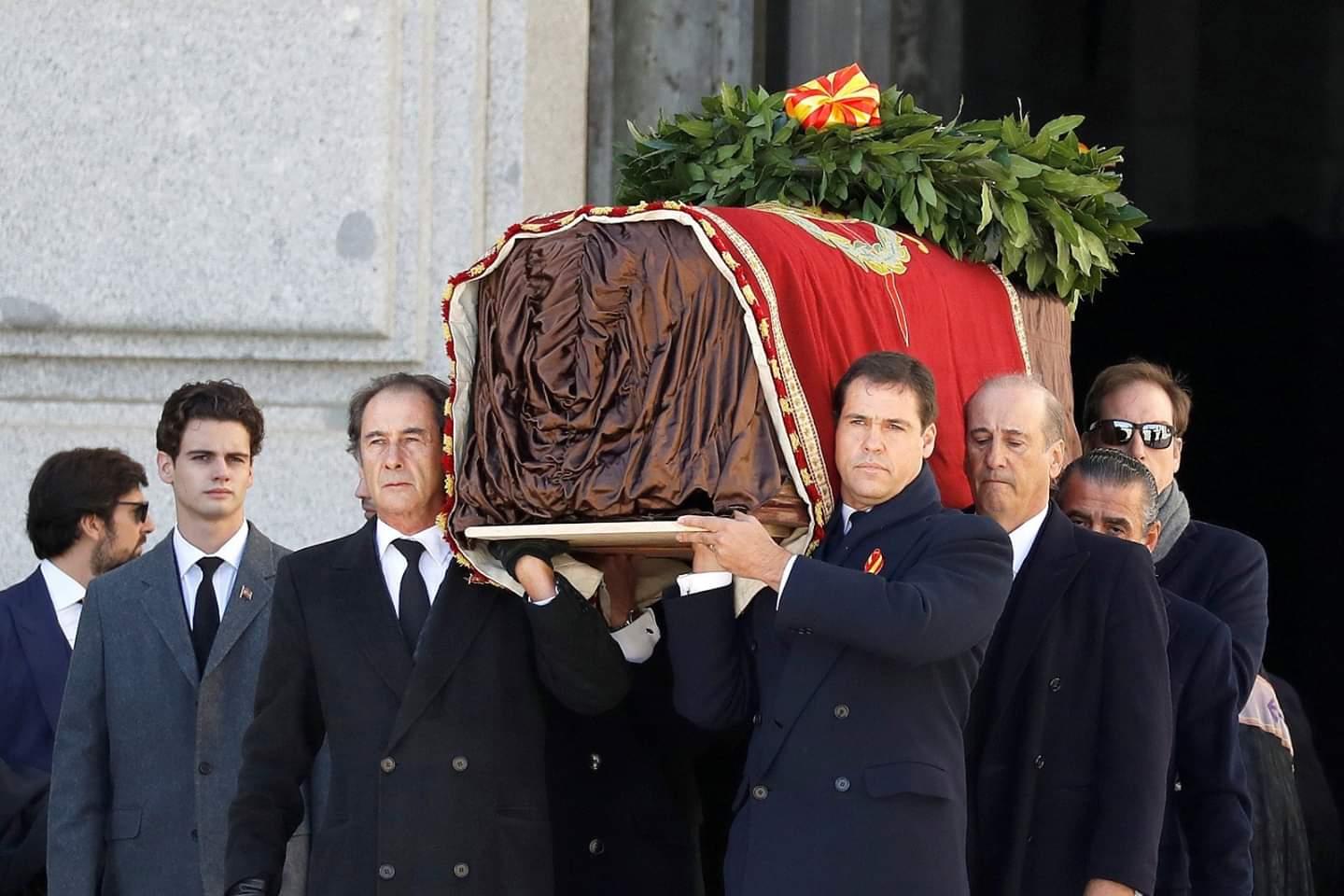 Louis-Alphonse de Bourbon portant le cercueil de Franco (2019)
