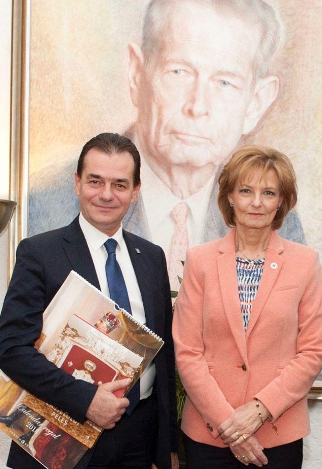 Le premier ministre Ludovic Orban, et la princesse Margareta sous le regard du roi Michel Ier