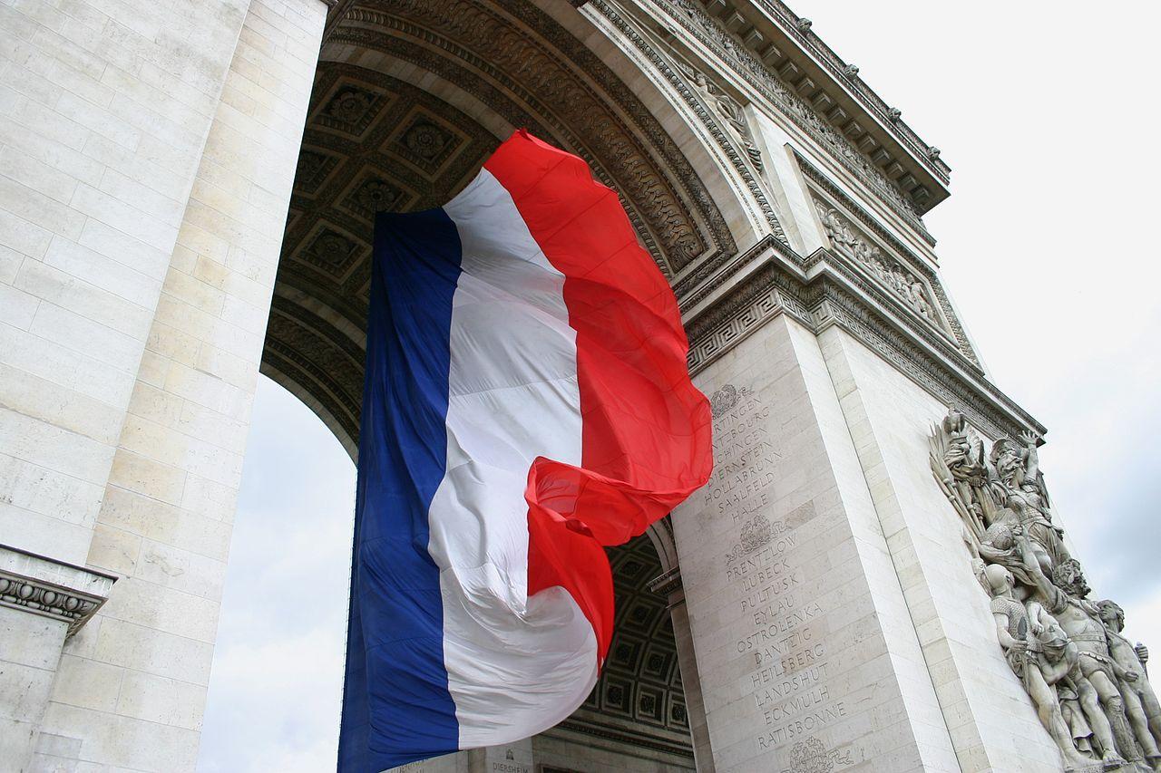 Drapeau française sous l'Arc de Triomphe