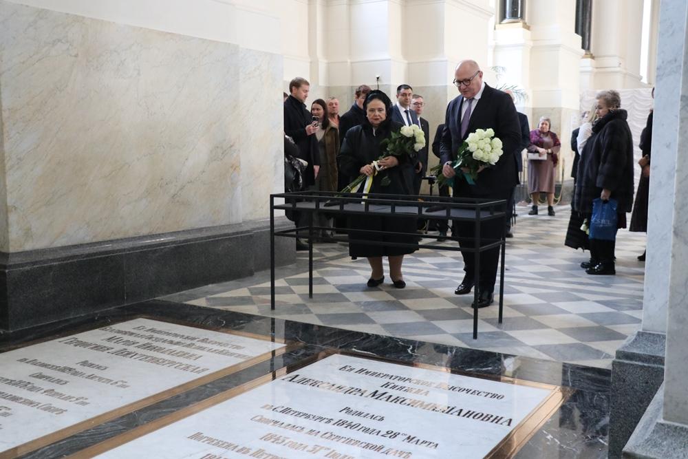 Maria Wladimirovna Romanov devant les tombes des Leuchtenberg @Musée de St Petersbourg