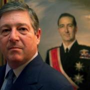 Alexandre de serbie devant le portrait de pierre ii