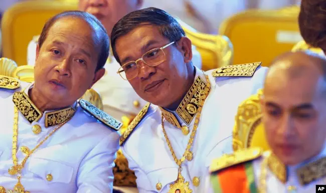 Le prince Norodom Ranariddh  et Hun Sen. Photo@ Ap photodavid longstreath