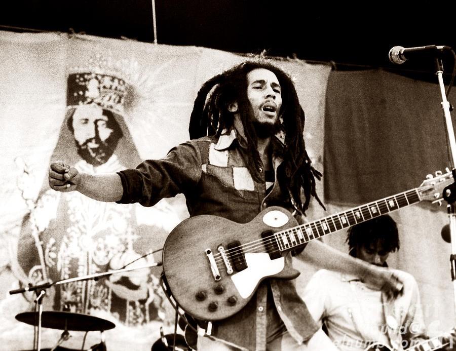 Bob Marley en concert devant un portrait du Négus
