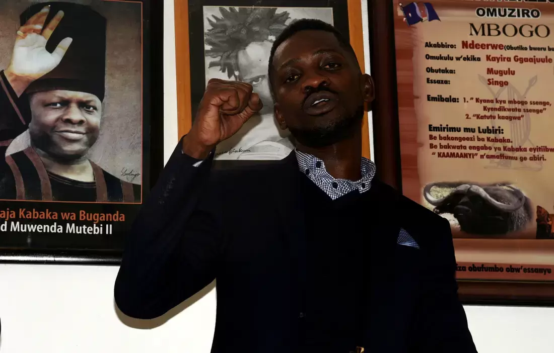 Bobi wine devant le portrait du roi