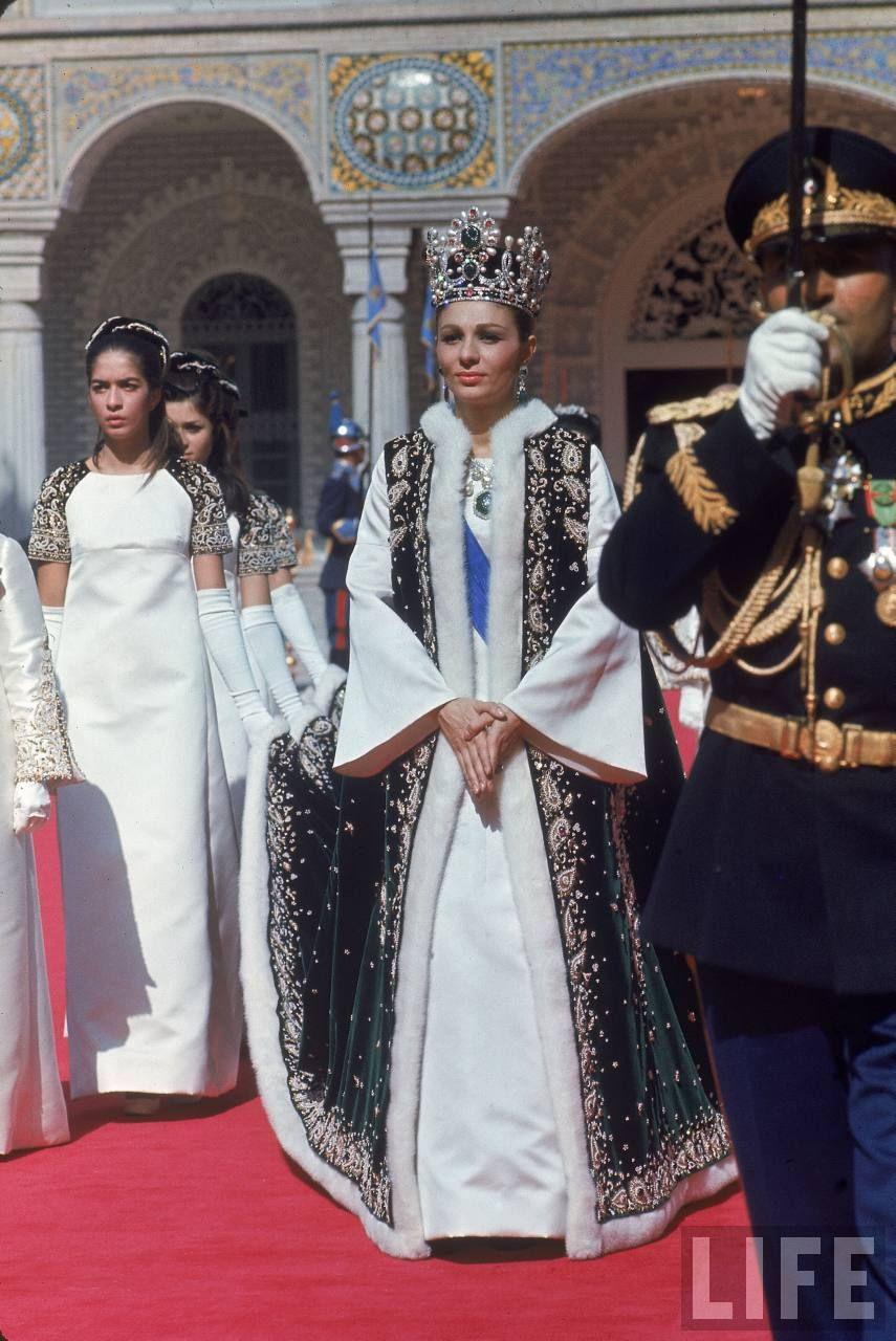 Couronnement de farah pahlavi en 1967 photo magazine life