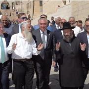 Crown prince of iran enters jerusalem s western wall screenshot you tube