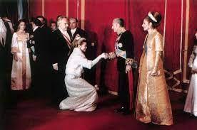 Rainier III de Monaco et son épouse Grace Kelly devant le couple impérial