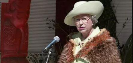 Elizabeth  II en costume maori
