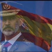 Le roi Felipe VI et le drapeau espagnol