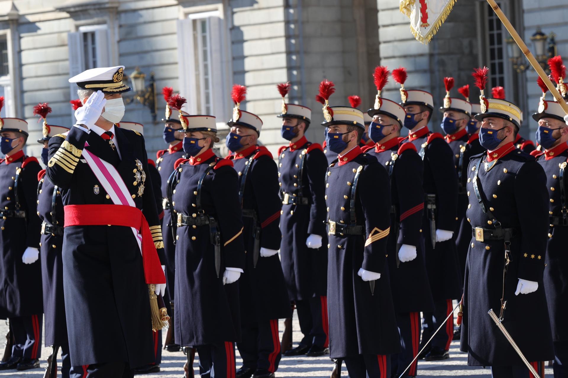 le roi Felipe VI salue la Garde royale