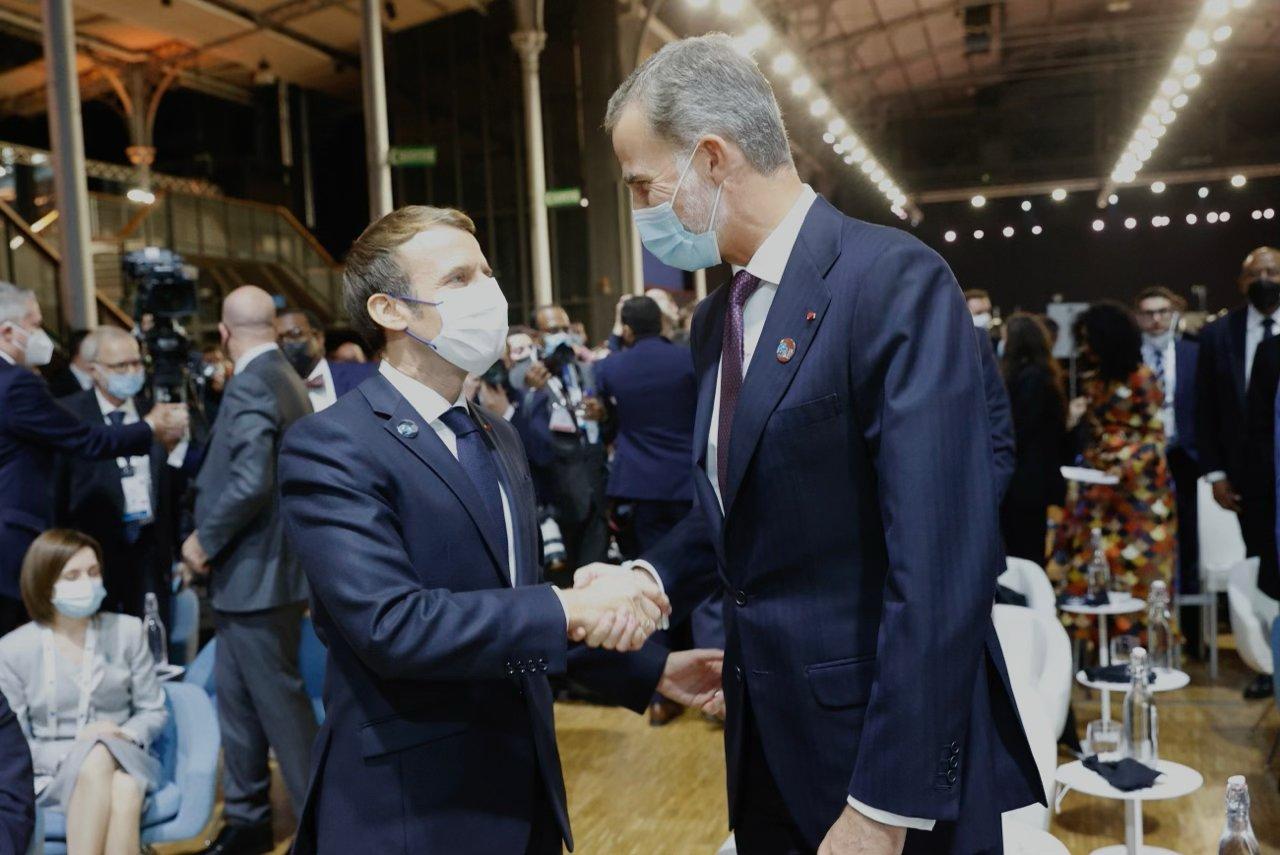 Emmanuel Macron saluant Felipe VI au Forum de Paris pour la Paix @casareal