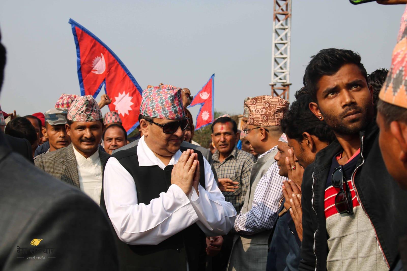 Le roi Gyanendra parmi ses partisans