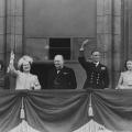 la famille royale britannique, le premier ministre Winston Churchill , le 8 mai 1945