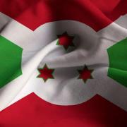Gros plan du drapeau du burundi ebouriffe drapeau du burundi soufflant dans vent 6724 232