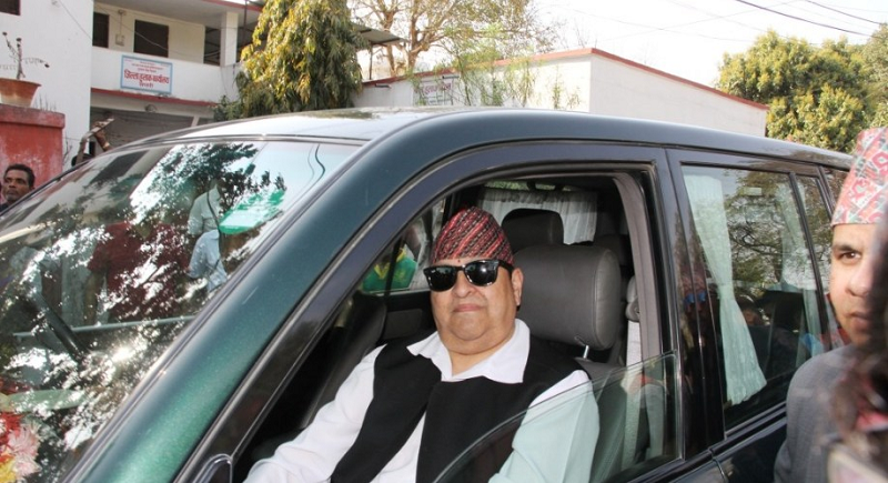 Gyanendra dans sa voiture.