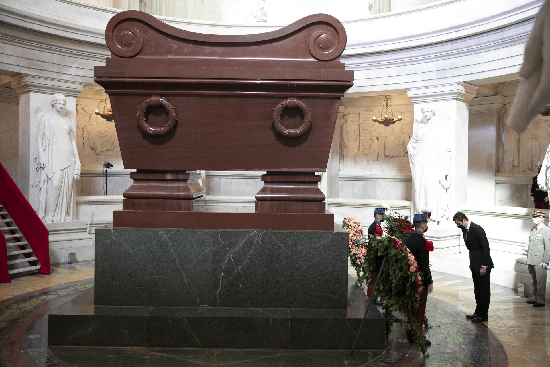 Prince Jean-Christophe Napoléon devant le tombeau de Napoléon PhotoBarbaraViollet/Frederic de Natal