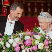 La llamada del rey felipe al principe carlos y la reina isabel ii para hablar sobre el covid reuters