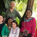 La princesse amaya avec les indiennes shibipas et sa grand mere carolyne health