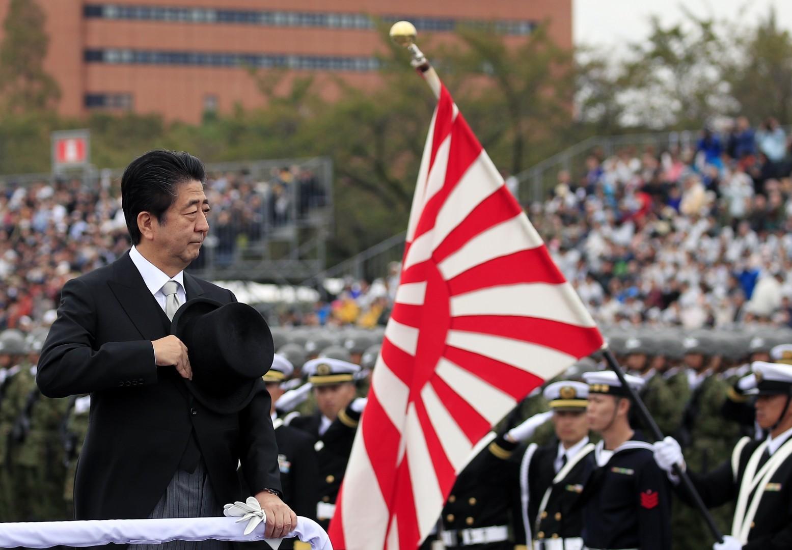 Le premier ministre abe devant l armee japonaise
