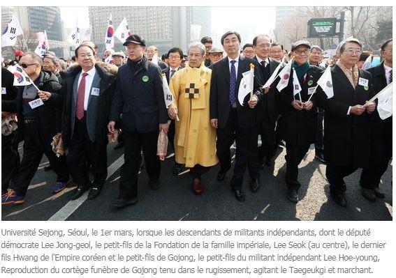 Le prince yi seok en jaune entoure de membres du parti democrate sud coreen
