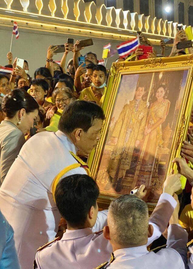 Le roi de thailande signe des autographes
