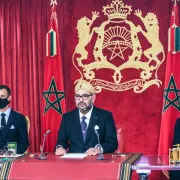 Le roi du Maroc Mohammed  VI? son frère le prince Moulay Rachid et son fils le prince héritier Moulay Hassan  afp