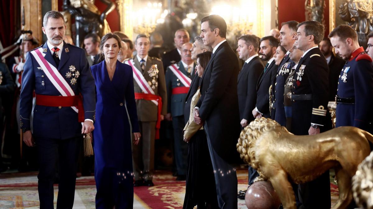 Le roi felipe vi le premier ministre sanchez a la revue militaire de paques