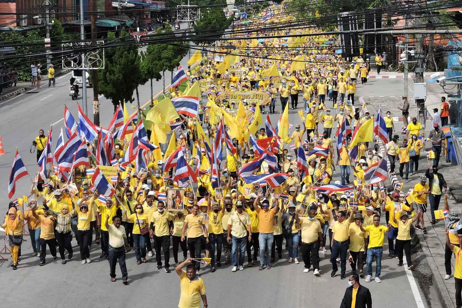 Les partisans du roi défilent à Bangkok