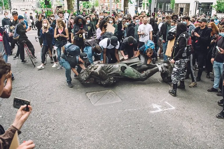 Les activistes du blm mettent a terre une statue d un esclavagiste. Giulia Spadafora/NurPhoto