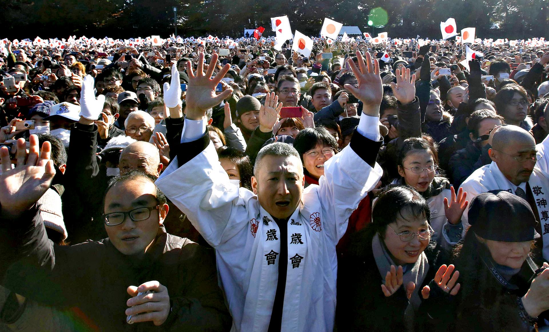 Les japonais acclament la famille imperiale