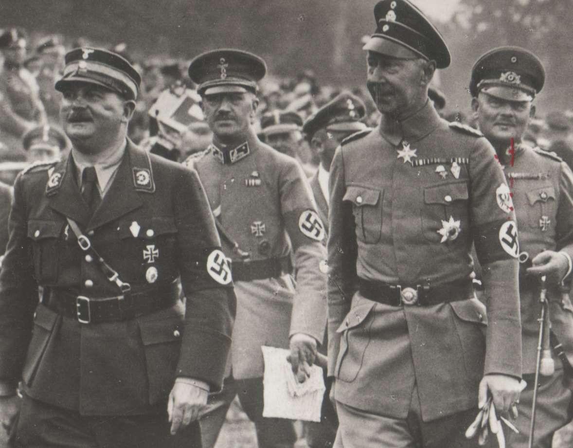 Les nazis avec le prince wihelm de hohenzollern fils du kaiser en 1933
