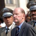 Les officiers saluent le souverain lors de la fete d independance