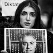 Jeune monarchiste iranienne (Allemagne, novembre 2019)