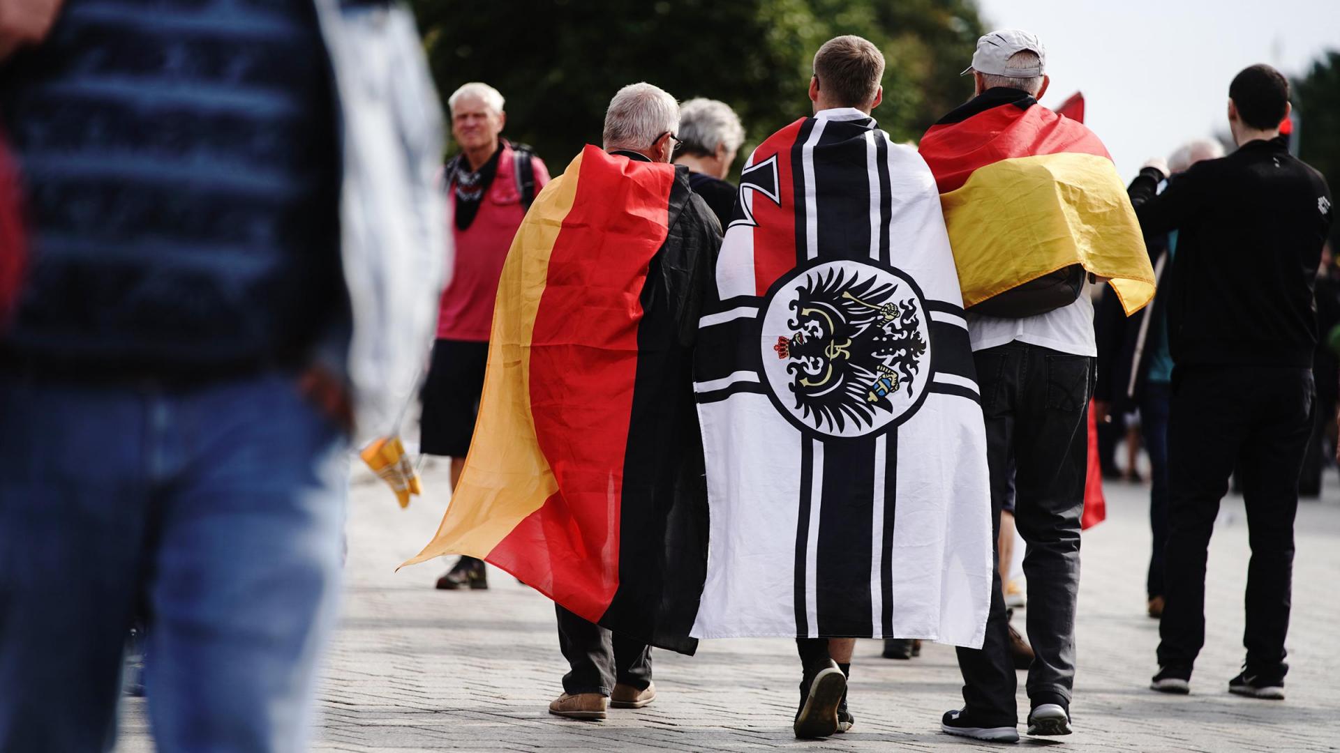Monarchiste allemand portant le drapeau imperial