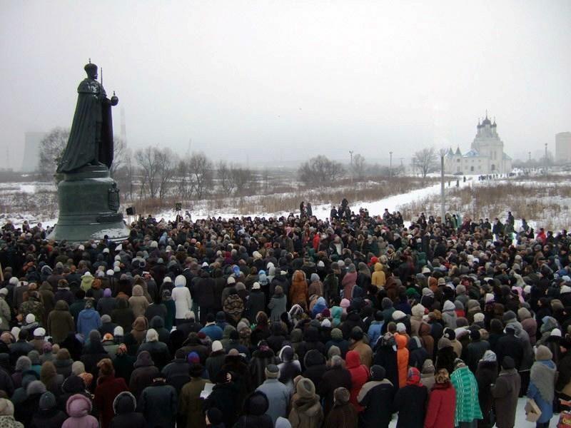 Monarchistes rassembles devant la statue de nicolas ii