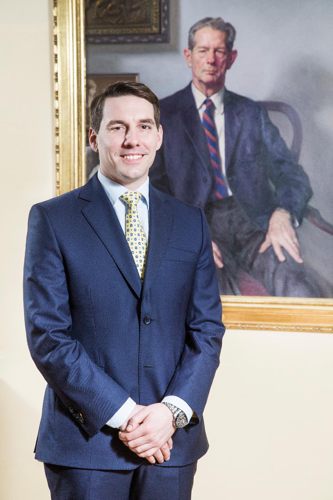 Nicolas de roumanie sous le portrait de Michel Ier