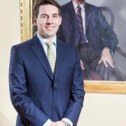Nicolas de roumanie sous le portrait de Michel Ier