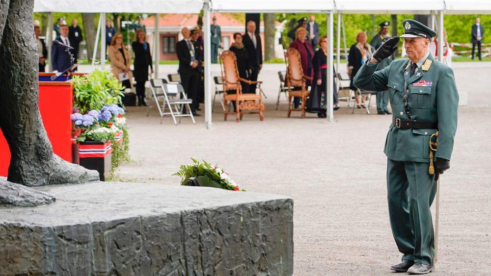 Le roi Harald V rend hommage  aux norvégiens morts durant la Seconde guerre mondiale